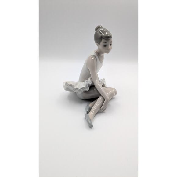 Vintage Sitting Porcelain Ballerina NAO Lladro Figurine. - Picture 2 of 8
